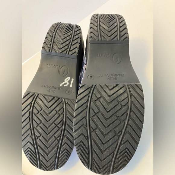 Ohmm Women’s “Grey Paisley” Clogs, Size 6 - Picture 5 of 8